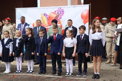 Дамир Ишкинеев поздравил нурлатских гимназистов с Последним звонком