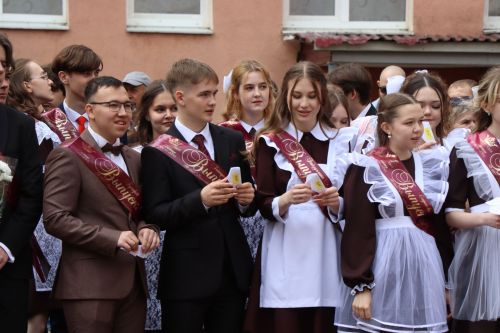 Дамир Ишкинеев поздравил нурлатских гимназистов с Последним звонком