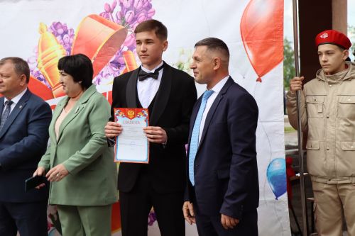 Дамир Ишкинеев поздравил нурлатских гимназистов с Последним звонком