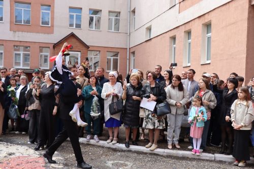 Дамир Ишкинеев поздравил нурлатских гимназистов с Последним звонком