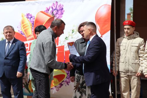 Дамир Ишкинеев поздравил нурлатских гимназистов с Последним звонком
