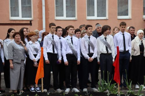 Дамир Ишкинеев поздравил нурлатских гимназистов с Последним звонком