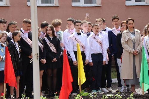 Дамир Ишкинеев поздравил нурлатских гимназистов с Последним звонком