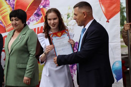 Дамир Ишкинеев поздравил нурлатских гимназистов с Последним звонком