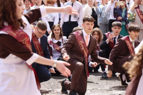 Дамир Ишкинеев поздравил нурлатских гимназистов с Последним звонком