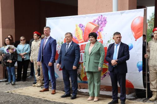 Дамир Ишкинеев поздравил нурлатских гимназистов с Последним звонком