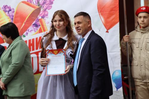 Дамир Ишкинеев поздравил нурлатских гимназистов с Последним звонком