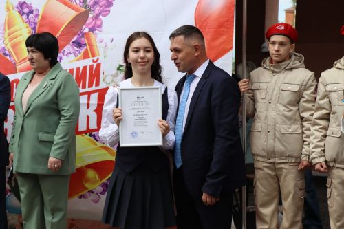 Дамир Ишкинеев поздравил нурлатских гимназистов с Последним звонком