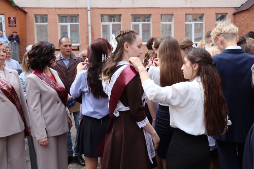 Дамир Ишкинеев поздравил нурлатских гимназистов с Последним звонком
