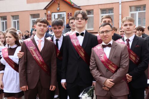 Дамир Ишкинеев поздравил нурлатских гимназистов с Последним звонком