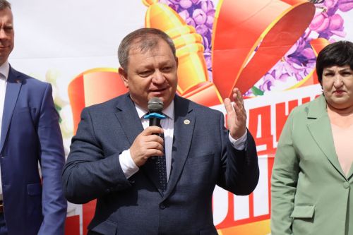 Дамир Ишкинеев поздравил нурлатских гимназистов с Последним звонком