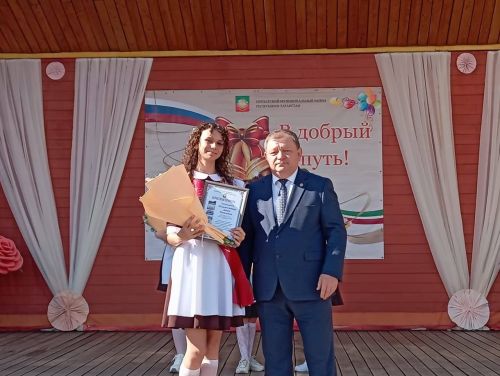 Танцевальный батл выпускников: вальсы и флешмобы под дождем