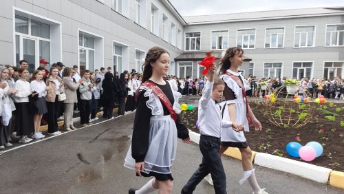 Последние звонки прозвенели для выпускников Нурлата и Нурлатского района