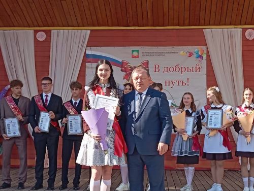 Танцевальный батл выпускников: вальсы и флешмобы под дождем