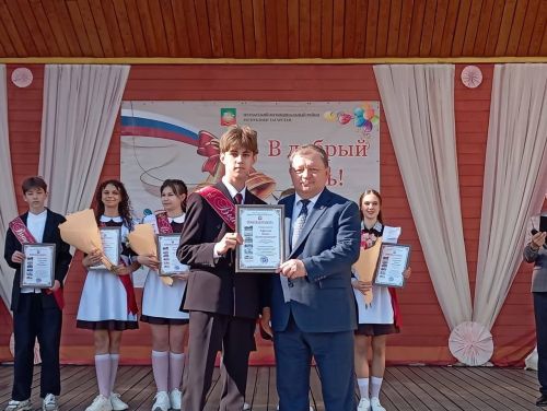 Танцевальный батл выпускников: вальсы и флешмобы под дождем