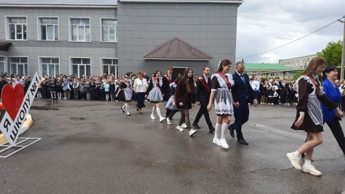 Последние звонки прозвенели для выпускников Нурлата и Нурлатского района