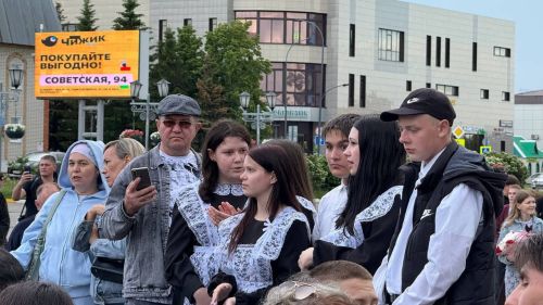 Танцевальный батл выпускников: вальсы и флешмобы под дождем