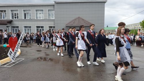 Последние звонки прозвенели для выпускников Нурлата и Нурлатского района