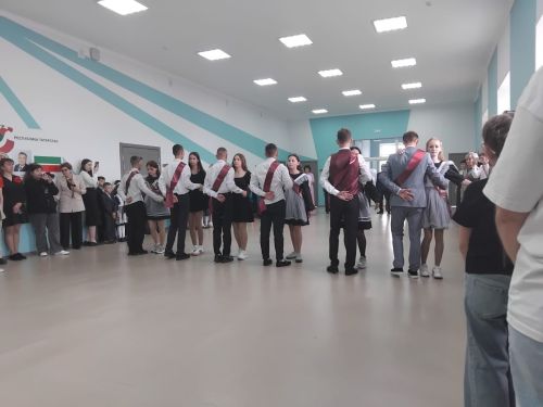 Последние звонки прозвенели для выпускников Нурлата и Нурлатского района