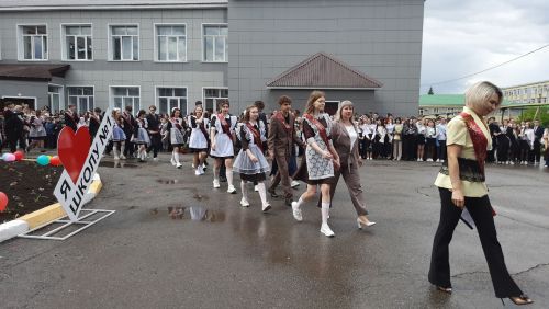 Последние звонки прозвенели для выпускников Нурлата и Нурлатского района