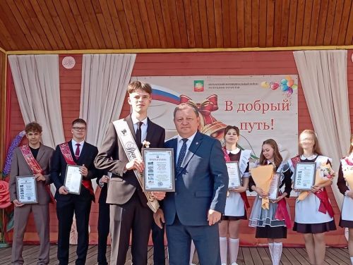 Танцевальный батл выпускников: вальсы и флешмобы под дождем