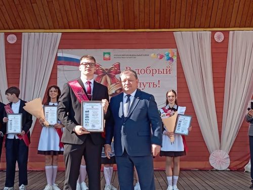 Танцевальный батл выпускников: вальсы и флешмобы под дождем