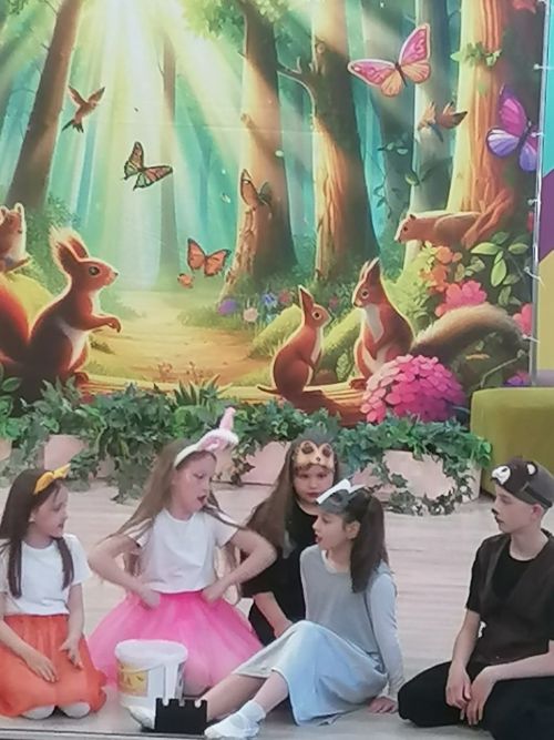 Юные актёры НДШИ «Сэлэт» представили премьеру спектакля «Подарок для Чики»