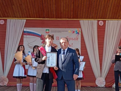 Танцевальный батл выпускников: вальсы и флешмобы под дождем