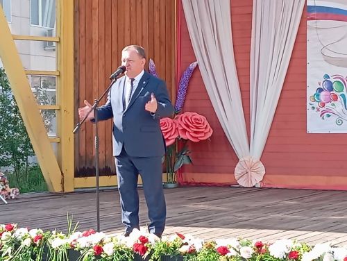 Танцевальный батл выпускников: вальсы и флешмобы под дождем
