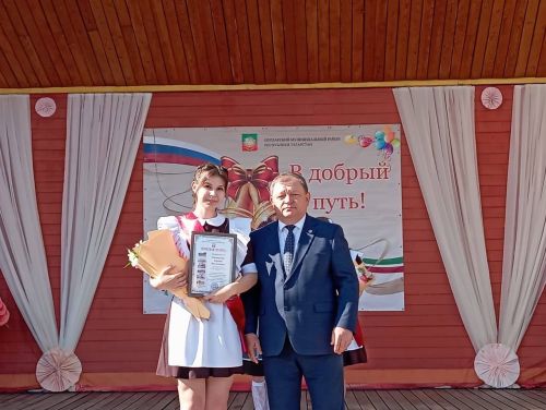Танцевальный батл выпускников: вальсы и флешмобы под дождем