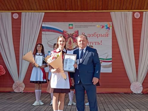 Танцевальный батл выпускников: вальсы и флешмобы под дождем