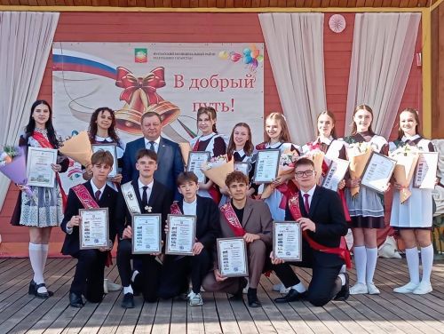 Танцевальный батл выпускников: вальсы и флешмобы под дождем