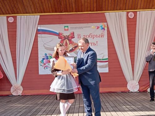 Танцевальный батл выпускников: вальсы и флешмобы под дождем