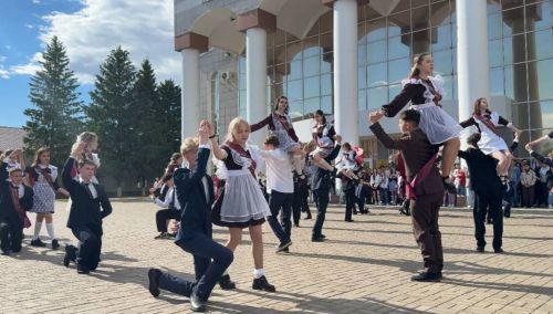 Танцевальный батл выпускников: вальсы и флешмобы под дождем