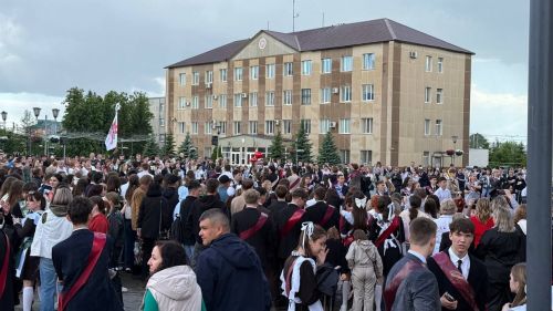 Танцевальный батл выпускников: вальсы и флешмобы под дождем