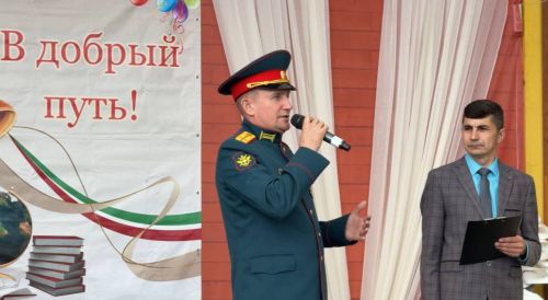 Танцевальный батл выпускников: вальсы и флешмобы под дождем