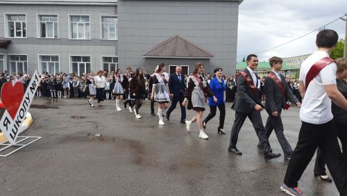 Последние звонки прозвенели для выпускников Нурлата и Нурлатского района