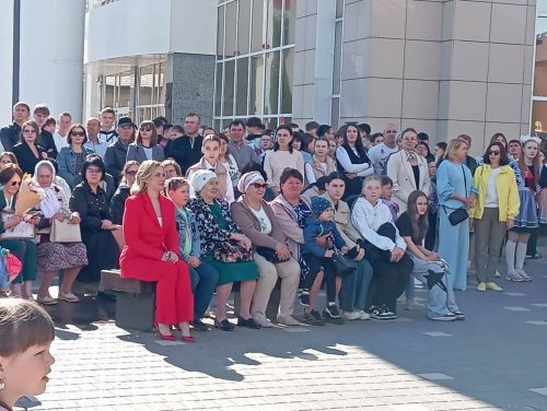 Танцевальный батл выпускников: вальсы и флешмобы под дождем