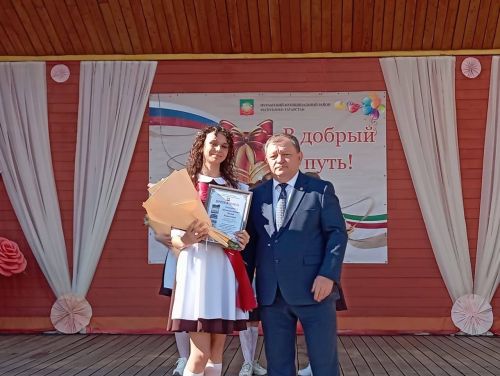 Танцевальный батл выпускников: вальсы и флешмобы под дождем
