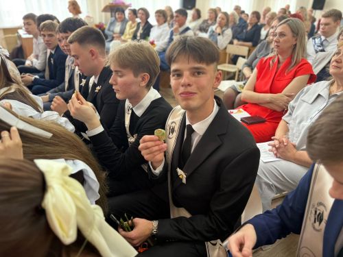 Последние звонки прозвенели для выпускников Нурлата и Нурлатского района