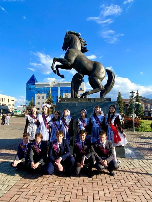 Танцевальный батл выпускников: вальсы и флешмобы под дождем