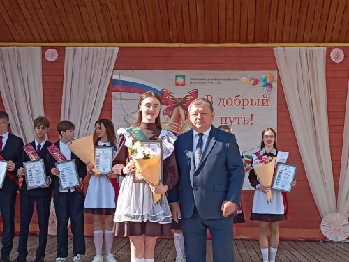 Танцевальный батл выпускников: вальсы и флешмобы под дождем