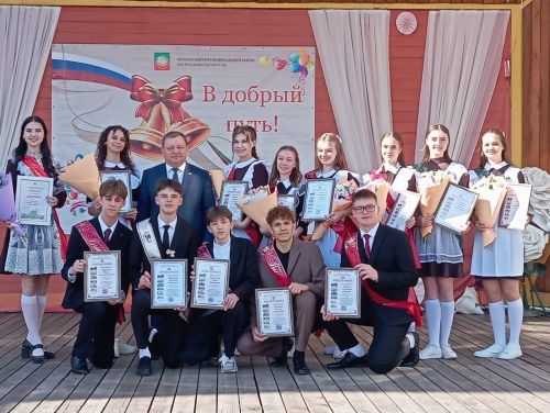 Танцевальный батл выпускников: вальсы и флешмобы под дождем