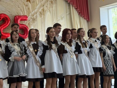 Последние звонки прозвенели для выпускников Нурлата и Нурлатского района