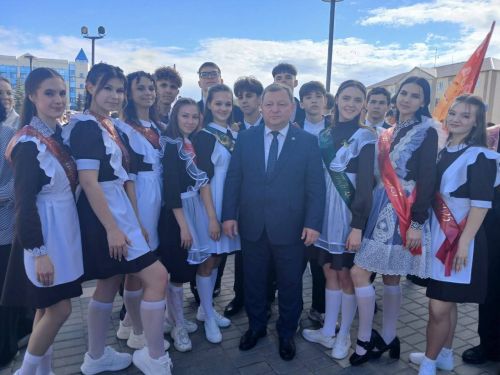 Танцевальный батл выпускников: вальсы и флешмобы под дождем