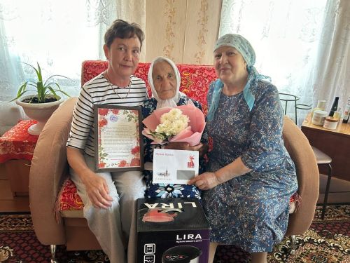 Жительница Нурлата Раиса Закизяновна Киямова отмечает 95-летний юбилей