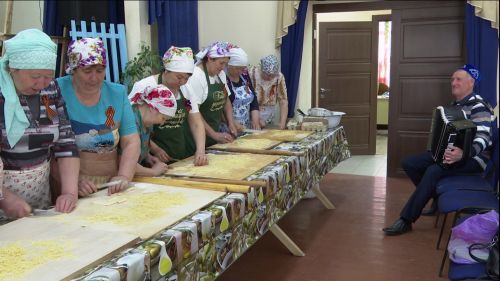 Степноозерские женщины отправили бойцам спецоперации 225 кг домашней лапши