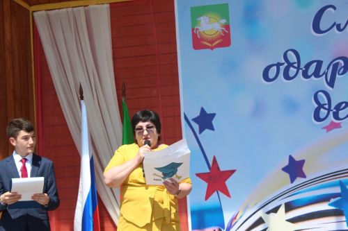 В Нурлате чествовали победителей: порядка 300 одаренных школьников собрались на слет в Театральном сквере