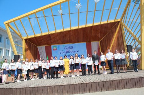 В Нурлате чествовали победителей: порядка 300 одаренных школьников собрались на слет в Театральном сквере