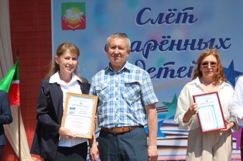 В Нурлате чествовали победителей: порядка 300 одаренных школьников собрались на слет в Театральном сквере